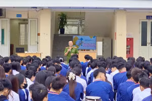 Học sinh Trường THPT Hoài Đức C (xã Sơn Đồng, Hà Nội) nghe tuyên truyền tác hại của thuốc lá, thuốc lá điện tử.