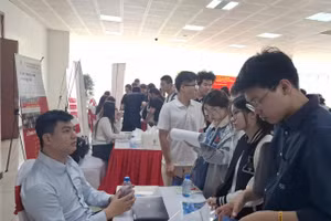 Sinh viên Trường ĐH Luật Hà Nội tham gia Ngày hội Việc làm-Job Fair HLU 2026 và Hội nghị gặp mặt đơn vị sử dụng lao động.