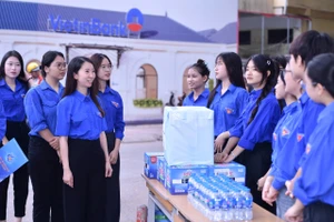 Chị Vũ Thị Minh Hằng - Trưởng Ban Thanh niên Trường học Thành đoàn, Phó Chủ tịch Thường trực Hội Sinh viên Thành phố Hà Nội đến trực tiếp điểm thi động viên và hỗ trợ. Ảnh ML.