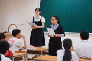 Giám thi lưu ý thí sinh những điểm mới trong quy chế. Ảnh Xuân Phú.