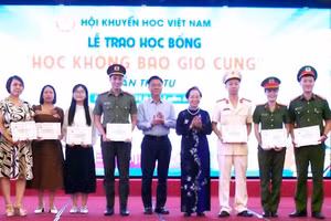Phó thủ tướng Lê Thành Long và GS.TS Nguyễn Thị Doan trao học bổng "Học không bao giờ cùng". 
