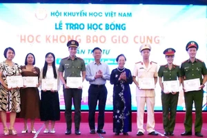 Phó thủ tướng Lê Thành Long và GS.TS Nguyễn Thị Doan trao học bổng "Học không bao giờ cùng". 