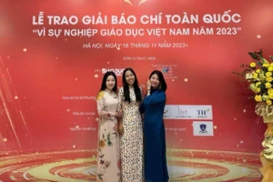 Nhà báo Thu Hoài (ngoài cùng bên trái) cùng với đồng nghiệp của mình.