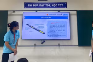 Học sinh Trường THCS Thạch Bàn (phường Long Biên, Hà Nội) chia sẻ kiến thức về tác hại của thuốc lá, thuốc lá điện tử.