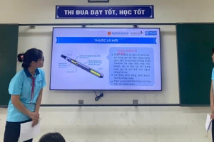 Học sinh Trường THCS Thạch Bàn (phường Long Biên, Hà Nội) chia sẻ kiến thức về tác hại của thuốc lá, thuốc lá điện tử.