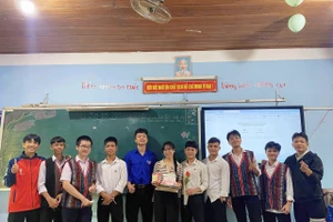 Cô Nguyên cùng học trò của mình.