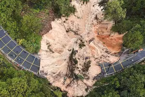 Đèo Mimosa bị chia cắt do đất sạt lở. Ảnh: Phúc Khánh