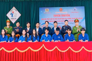 Học sinh ký cam kết tuân thủ quy định liên quan đến thuốc lá, thuốc lá điện tử trong nội quy nhà trường.