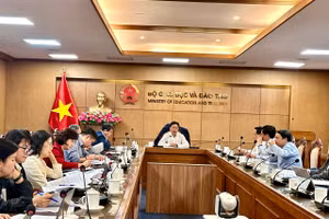 Thứ trưởng Bộ GD&ĐT Lê Quân chủ trì cuộc họp. Ảnh Liêm Anh.