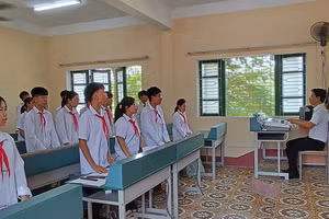 Một tiết học của thầy Tú và học trò. Ảnh NVCC.