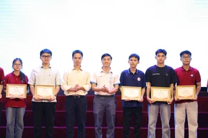 Sinh viên được vinh danh tại buổi lễ tổng kết phong trào Olympic và khởi nghiệp năm học 2024-2025.