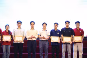 Sinh viên được vinh danh tại buổi lễ tổng kết phong trào Olympic và khởi nghiệp năm học 2024-2025.