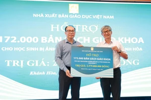 Ông Đặng Thanh Hải - Phó Tổng Giám đốc NXBGDVN trao biển tặng sách giáo khoa cho đại điện Sở GD&ĐT tỉnh Khánh Hòa.