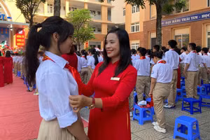 Cô trò Trường THCS Ngọc Lâm (quận Long Biên, Hà Nội) phấn khởi trong ngày Khai giảng. Ảnh NC.