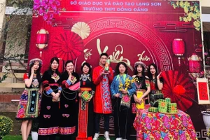 Học sinh Trường THPT Đồng Đăng (Lạng Sơn) tự hào mặc trang phục truyền thống của dân tộc mình trong các lễ hội.