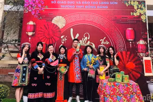 Học sinh Trường THPT Đồng Đăng (Lạng Sơn) tự hào mặc trang phục truyền thống của dân tộc mình trong các lễ hội.