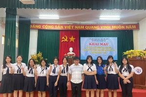 Thầy Minh và đội tuyển HSG môn Ngữ văn dự thi cấp quốc gia tỉnh Phú Yên năm 2025.