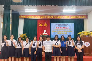 Thầy Minh và đội tuyển HSG môn Ngữ văn dự thi cấp quốc gia tỉnh Phú Yên năm 2025.