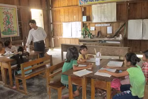 29 năm qua, thầy Hoàng Xuân Dục gắn bó với học sinh, đồng bào tộc Chứt ở xã Lâm Hóa, huyện Tuyên Hóa, tỉnh Quảng Bình. Ảnh NVCC.