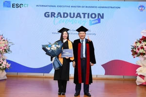 Học viên nhận bằng thạc sĩ.