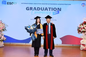 Học viên nhận bằng thạc sĩ.