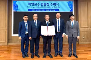 GS.TS Nguyễn Trung Việt (thứ ba từ trái sang) Hiệu trưởng Trường đại học Thủy lợi cùng đoàn công tác tại Đại học Keimyung, Hàn Quốc.