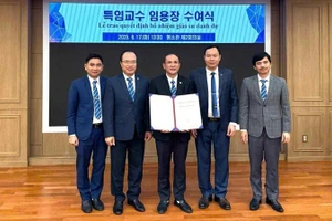 GS.TS Nguyễn Trung Việt (thứ ba từ trái sang) Hiệu trưởng Trường đại học Thủy lợi cùng đoàn công tác tại Đại học Keimyung, Hàn Quốc.