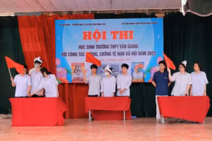 Trường THPT Văn Giang (huyện Văn Giang, tỉnh Hưng Yên) tổ chức hội thi về phòng chống các tệ nạn xã hội. Ảnh NTCC.
