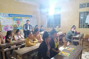 Lớp xoá mù chữ ở xã Chiềng Sinh, tỉnh Điện Biên.