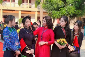 Cô Vương Xuân Thuận - Hiệu trưởng Trường THPT Dân tộc nội trú tỉnh Lạng Sơn cùng học trò trong ngày khai giảng.