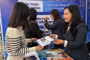 TS. Trần Kim Liễu (bên phải đầu tiên)– Giám đốc Trung tâm Thực hành Pháp luật, Trường ĐH Luật Hà Nội tư vấn. 