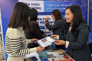 TS. Trần Kim Liễu (bên phải đầu tiên)– Giám đốc Trung tâm Thực hành Pháp luật, Trường ĐH Luật Hà Nội tư vấn. 