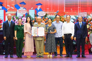 Lãnh đạo Trường ĐH Thuỷ lợi trao tặng danh hiệu gia đình Thuỷ lợi cho các gia đình.