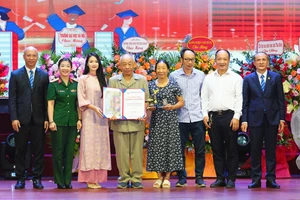 Lãnh đạo Trường ĐH Thuỷ lợi trao tặng danh hiệu gia đình Thuỷ lợi cho các gia đình.