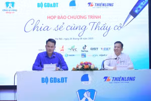 Ban tổ chức trả lời báo chí.