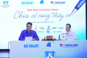 Ban tổ chức trả lời báo chí.