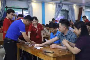 Sinh viên Khoa học và Công nghệ Giáo, ĐH Bách khoa Hà Nội hướng dẫn thầy cô trong buổi tập huấn.