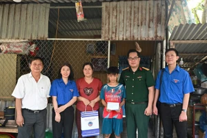 Đoàn viên, thanh niên Tổng Công ty Ba Son tặng quà cho các em học sinh có hoàn cảnh khó khăn, đạt thành tích xuất sắc trong học tập.