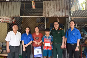 Đoàn viên, thanh niên Tổng Công ty Ba Son tặng quà cho các em học sinh có hoàn cảnh khó khăn, đạt thành tích xuất sắc trong học tập.