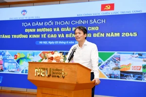 GS.TS Phạm Hồng Chương - Giám đốc Đại học Kinh tế Quốc dân phát biểu.
