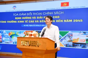 GS.TS Phạm Hồng Chương - Giám đốc Đại học Kinh tế Quốc dân phát biểu.
