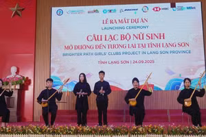 CLB Văn hóa các dân tộc Trường THPT DTNT tỉnh Lạng Sơn biểu diễn hát then đàn tính.