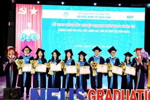 Quang cảnh lễ trao bằng.
