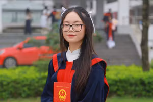 Đinh Thị Bích Ngọc, học sinh trường THPT chuyên Lương Văn Tụy (Ninh Bình) xuất sắc trở thành thủ khoa "kép" tại kỳ thi tốt nghiệp THPT năm 2024