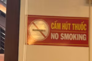 Bảng hiệu cấm hút thuốc lá được dán nhiều nơi trong trường học để nhắc nhở học sinh.