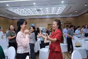 Đại biểu tại hội thảo tham gia các hoạt động minh hoạ về Học thông qua Chơi và thúc đẩy sự tự chủ.