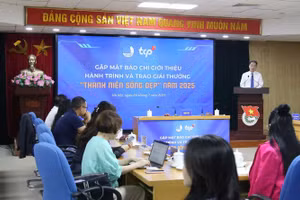 Quang cảnh buổi gặp mặt báo chí.