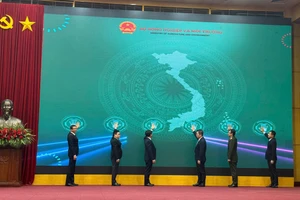 Các đại biểu ấn nút ra mắt hệ thống.