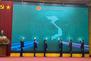 Các đại biểu ấn nút ra mắt hệ thống.