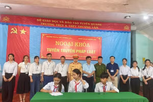 Cho học sinh ký cam kết nói không với các tệ nạn trong đó có hút thuốc lá.